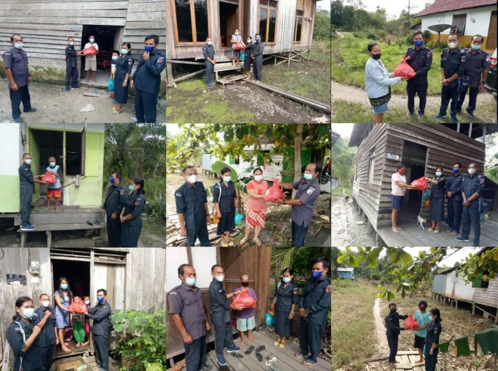 Bawaslu Gumas Peduli dengan membagikan sembako kepada masyarakat yang membutuhkan