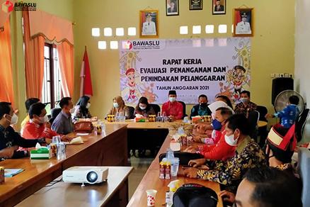 Bawaslu Provinsi Kalteng Gelar Raker Evaluasi Penanganan dan Penindakan Pelanggaran di Kabupaten Gunung Mas