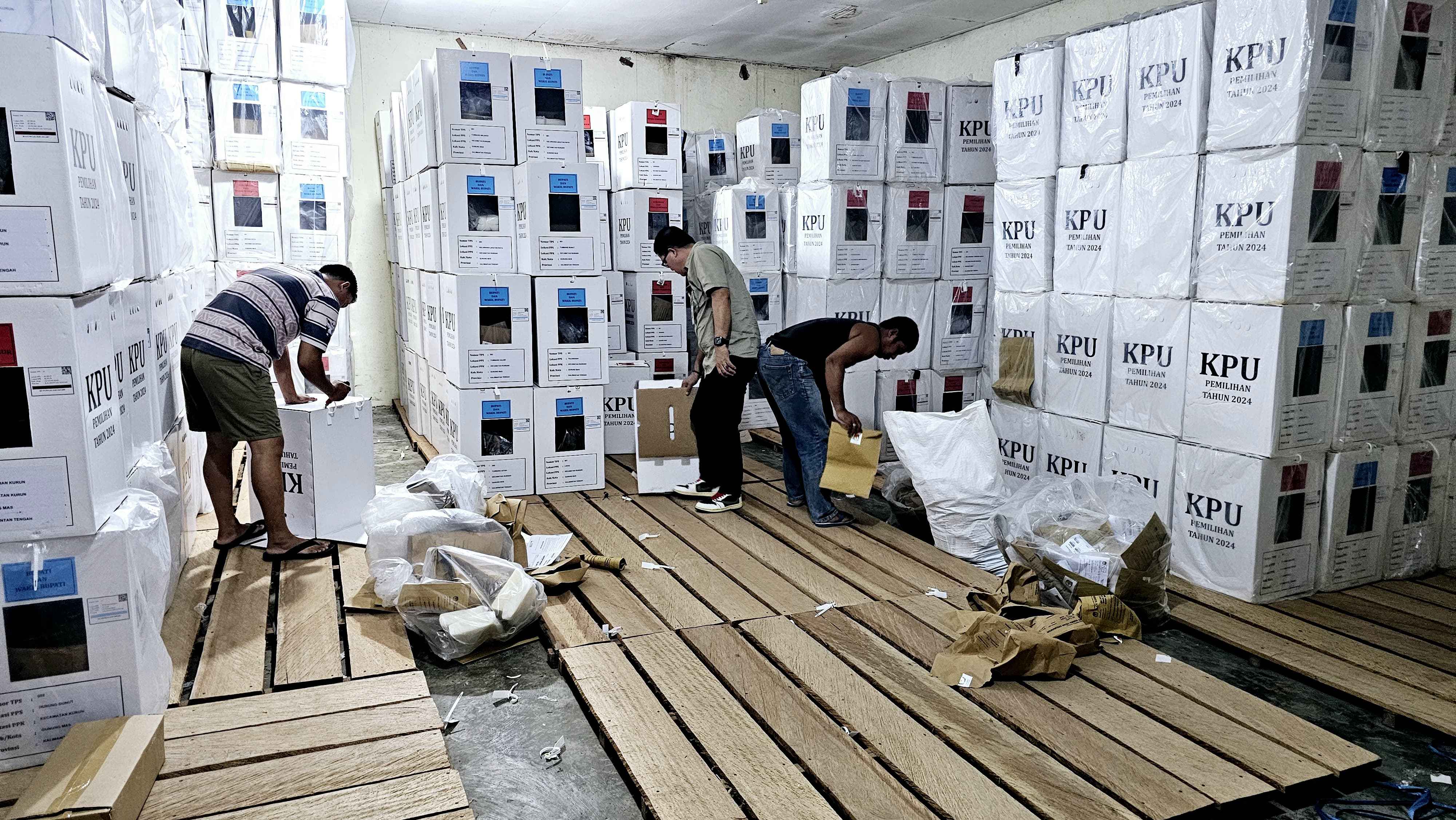 Bawaslu Gunung Mas Awasi Pengosongan Kotak Suara