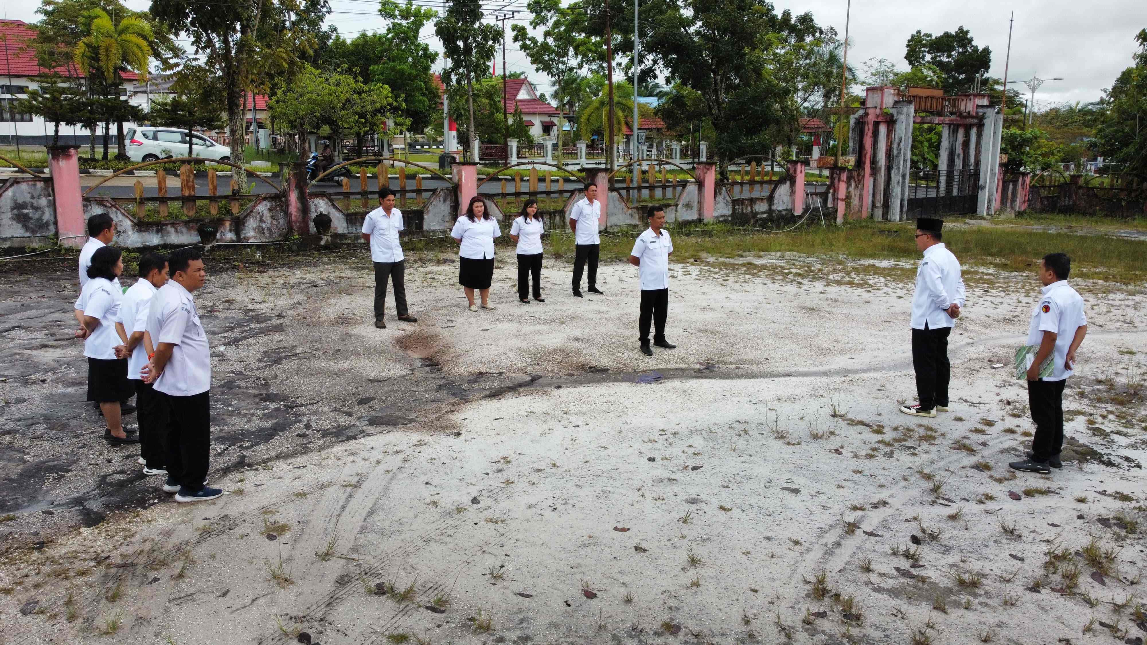 Badan Pengawas Pemilihan Umum (Bawaslu) Kabupaten Gunung Mas menggelar upacara untuk memperingati Hari Ulang Tahun (HUT) Badan Pengawas Pemilihan Umum ke- 17