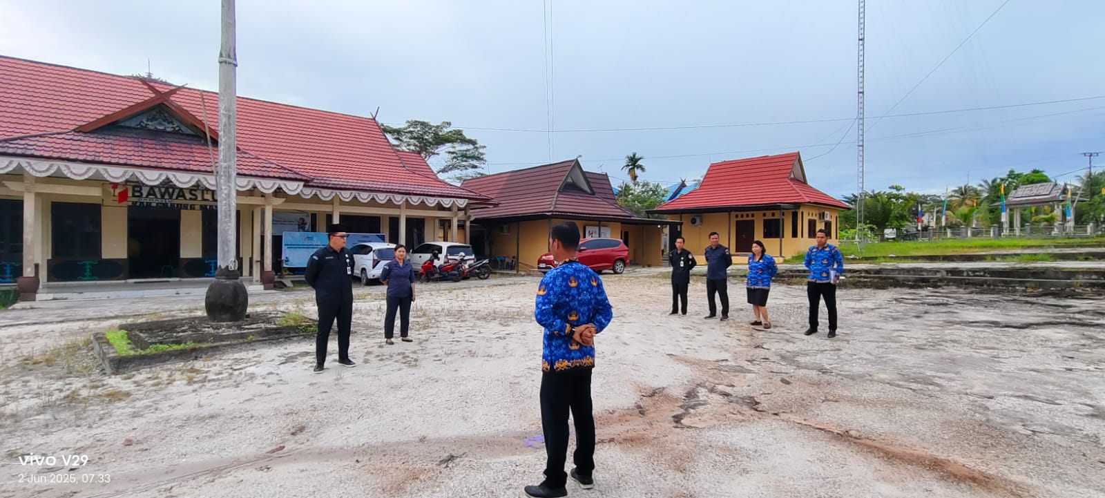 Badan Pengawas Pemilihan Umum (Bawaslu) Kabupaten Gunung Mas melaksanakan upacara peringatan Hari Lahir Pancasila di halaman Kantor Bawaslu Kabupaten Gunung Mas, Senin (2/6/2025) pagi. 