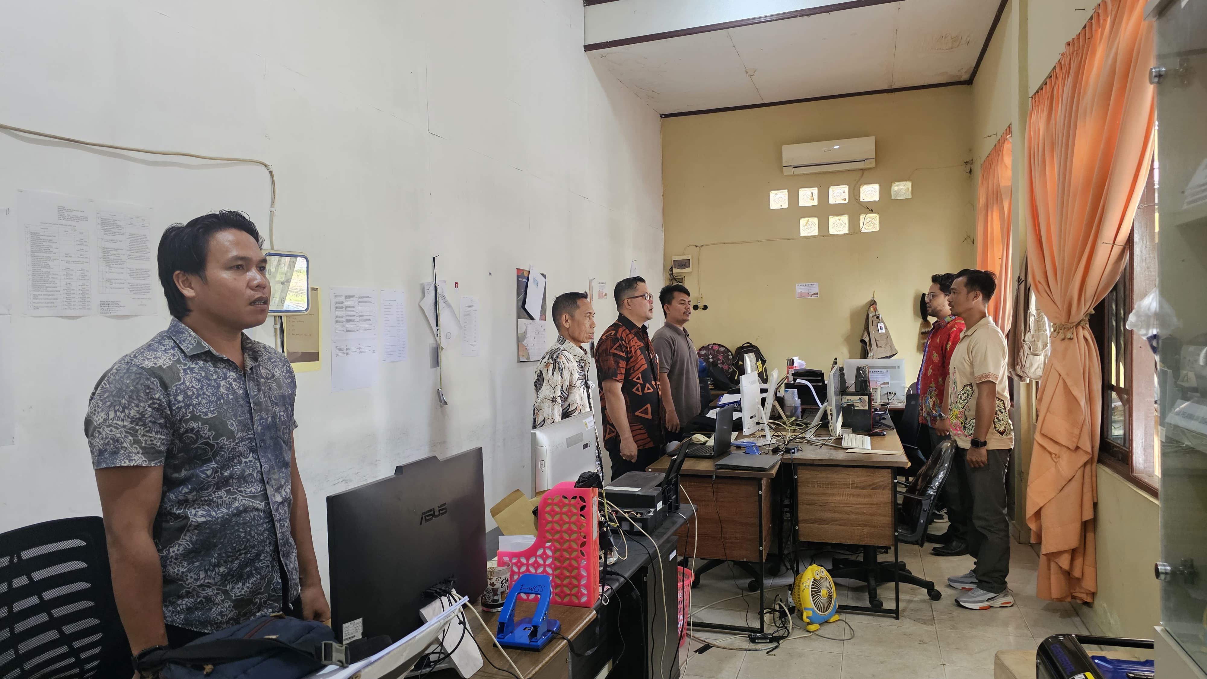 Pegawai Bawaslu Gunung Mas Rutin Memperdengarkan Lagu Indonesia Raya dan Mars Badan Pengawas Pemilihan Umum