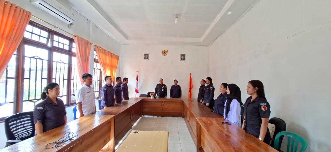 Bawaslu Gunung Mas Memperdengarkan Lagu Indonesia Raya dan Mars Badan Pengawas Pemilihan Umum