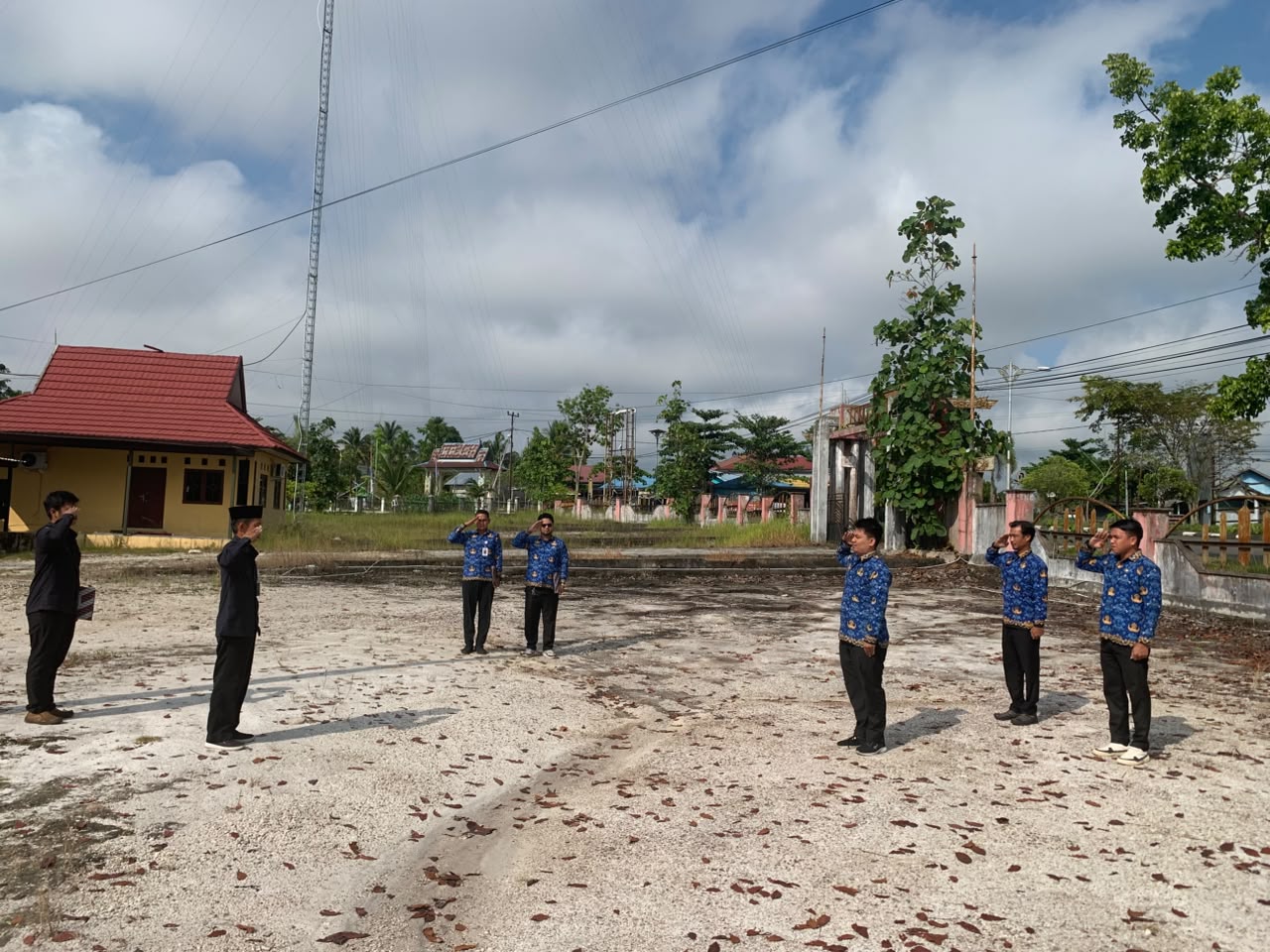 Badan Pengawas Pemilihan Umum (Bawaslu) Kabupaten Gunung Mas melaksanakan upacara peringatan Hari Lahir Pancasila di halaman Kantor Bawaslu Kabupaten Gunung Mas, Senin (1/6/2025) pagi.