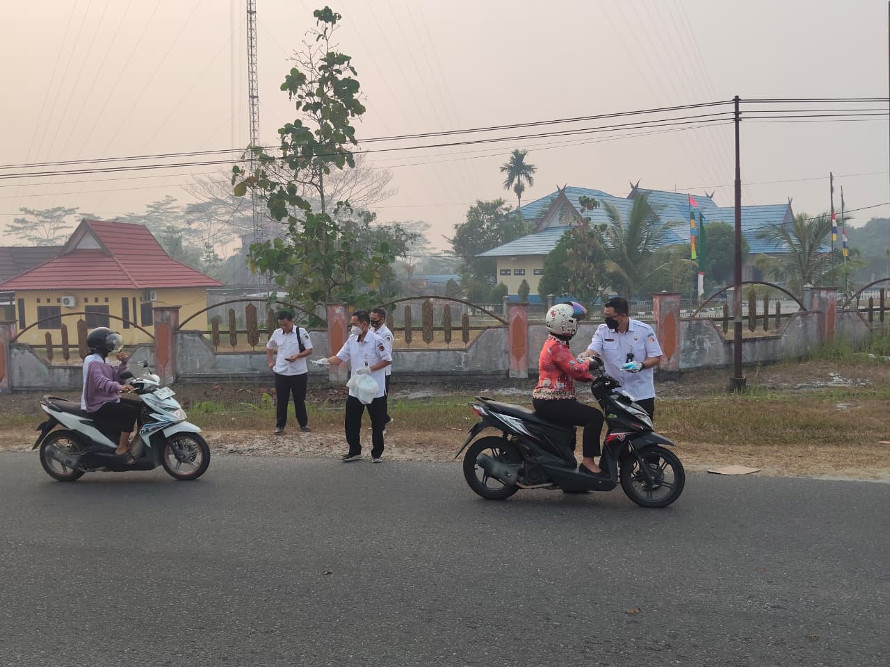 Peduli Kabut Asap, Bawaslu Kabupaten Gunung Mas Bagikan Masker