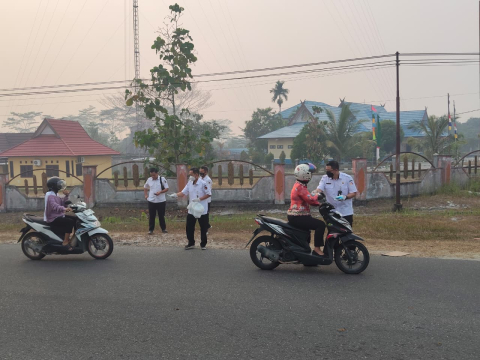 Peduli Kabut Asap, Bawaslu Kabupaten Gunung Mas Bagikan Masker