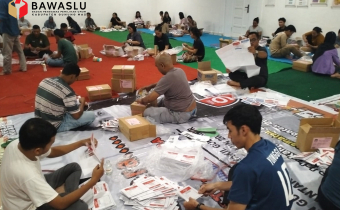 Sortir dan Lipat Surat Suara Pemilu Tahun 2024 di Kabupaten Gunung Mas libatkan 100 orang Masyarakat