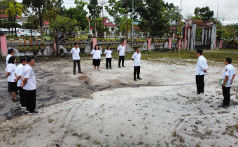 Badan Pengawas Pemilihan Umum (Bawaslu) Kabupaten Gunung Mas menggelar upacara untuk memperingati Hari Ulang Tahun (HUT) Badan Pengawas Pemilihan Umum ke- 17