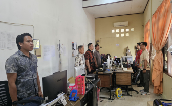 Pegawai Bawaslu Gunung Mas Rutin Memperdengarkan Lagu Indonesia Raya dan Mars Badan Pengawas Pemilihan Umum