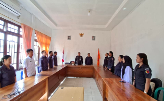 Bawaslu Gunung Mas Memperdengarkan Lagu Indonesia Raya dan Mars Badan Pengawas Pemilihan Umum