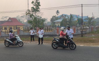 Peduli Kabut Asap, Bawaslu Kabupaten Gunung Mas Bagikan Masker